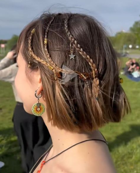 Ren Fair Hairstyles For Short Hair, Elf Hairstyles Short, Ren Faire Outfits, Ren Fair, Hairstyles For Medium Length Hair, Medium Length Hair, Sleek Hairstyles, Length Hair, Medium Length Hair Styles