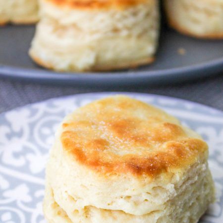 Copycat Chick-fil-a Biscuits - The Rockstar Mommy Biscuit Hacks, Arepas Recipe, Mary Ruth, Frozen Biscuits, Copycat Chick Fil A, Easy Biscuit Recipe, Fluffy Biscuits, Gluten Free Biscuits, Biscuit Rolls