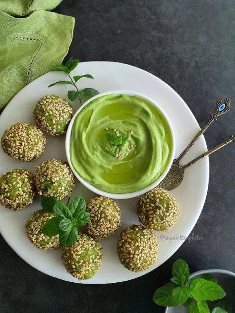 HERB FALAFEL Lebanese Cuisine, Restaurant New York, Party Snacks, Diy Food, Fine Dining, Diy Food Recipes, Vegan Gluten Free, Family Meals, A Food