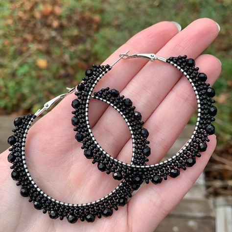 Black Beaded Hoop Earrings, Black Beads Earrings, Seed Bead Bracelets Diy, Hand Embroidered Jewelry, Black Jewellery, Diy Earrings Easy, Jewelry Knowledge, Beaded Jewels, Handmade Earrings Beaded