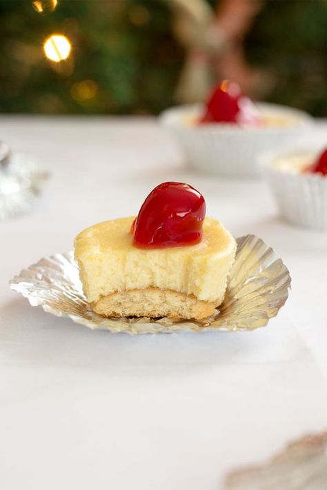 Mini cherry cheesecakes with a vanilla wafer crust! Easy, dessert bites with pie filling and Nilla wafers! Easy Dessert Bites, Mini Cherry Cheesecakes, Pear And Almond Cake, Vanilla Wafer Crust, Vanilla Wafer, Mini Cheesecake Recipes, Nilla Wafers, Dessert Bites, Cherry Desserts