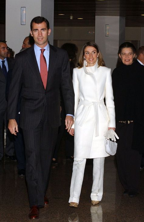 Pin for Later: 44 Times Queen Letizia of Spain Made The Fashion World Bow Down When Her Overcoat Matched Her Pants Letizia, clearly a fan of one-color looks, paired a pristine white overcoat with an all white look in 2004. Bmw Painting, Princess Letizia, Simple Gowns, Estilo Real, Letizia Of Spain, Royal Dresses, Full Length Gowns, All Black Looks, Royal Outfits