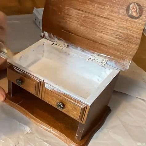 Making OVER a Vintage Jewelry Box | Making OVER a Vintage Jewelry Box | By Our Upcycled Life Diy Painted Jewelry Box Ideas, Vintage Jewelry Boxes, Homemade Chalk Paint, Homemade Chalk, Jewelry Box Makeover, Painted Jewelry Boxes, Start Painting, Simple Crafts, Sanding Block