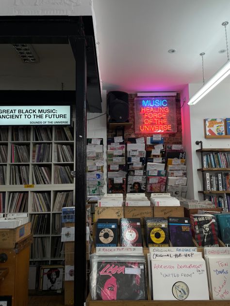 Record vinyl shop in london aesthetic summer Records Aesthetic, New R, London Shopping, London Aesthetic, Record Shop, Black Music, London, Vinyl, Music