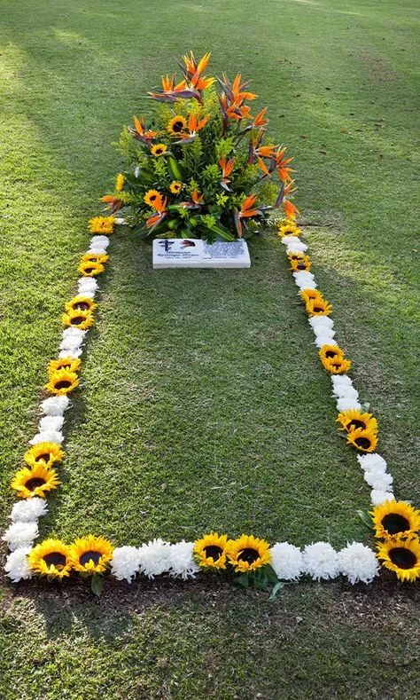 Decorate Grave Site Ideas, Cemetary Decorating Ideas, Gravesite Decorations Diy, Grave Decorations Cemetery, Dog Grave Ideas, Diy Headstone, Memorial Service Decorations, Cemetary Decorations, Dia De Los Muertos Decorations Ideas