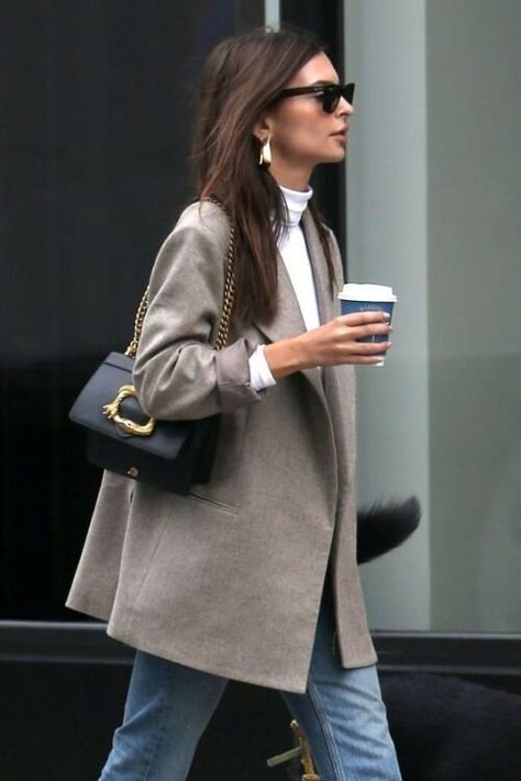 Breton Top Outfit Chic, Em Ratajkowski, Kelly Kapoor, Outfit Mit Blazer, Spring Board, Tomboy Femme, Minimalist Moda, Moda Aesthetic, Fall Forward