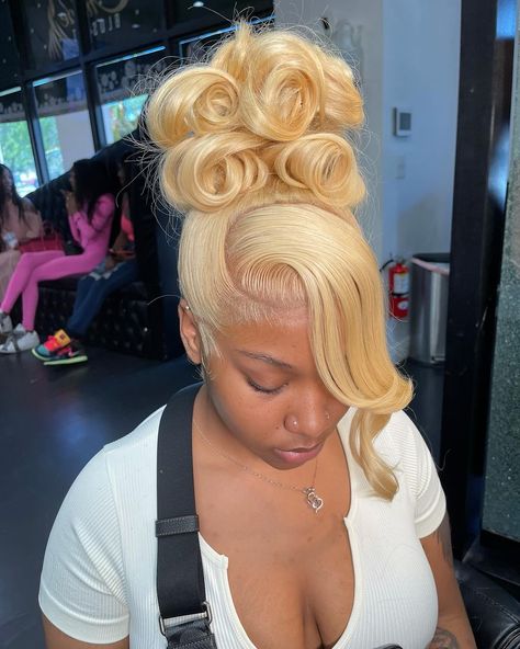 Fyeee🔥 Best updo double frontals🤗Love the hair magic from stylist @chloehair7😍   Follow @bombtress_hair for more hair ideas🤩  Grab bomb hair and get this inspired stunning style❣️  . . . . . . . . . . . #explore #frontalinstall #613wig #blondewig #blondehair #613hair #613blondehair #coloredwigs #lacefrontwig #bodywavehair #bodywavewigs #lacefront #wigunits #wiginstall #lacewigs #lacefrontalwig #issawig #wigstore #wigsale #wigsforsale #colorwigs #gluelesswig #transparentlace #frontalunits 613 Wig Hairstyles, Md Hairstyles, 613 Wig, Hairstyle Updo, Hair Magic, Wig Store, Birthday Hair, 613 Blonde, Bow Hairstyle