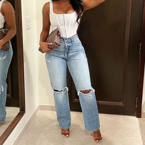 Perfect date night look from @jerekachanel 🌃 Boyfriend Jean With Heels, Going Out Looks Club, Blue Jeans Outfit Dressy, Laid Back Date Outfit, Casual Movies Date Outfit, Bar Summer Outfit Night, Date Night Shirt Women, Cute Outfits With Jeans And Heels, Heel Outfits Casual