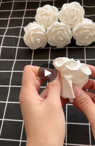 Hadiah Diy, Stones Garden, Rocks Painted, Seni Dan Kraf, Paper Craft Diy Projects, Paper Flowers Craft, Diy Paper Crafts Decoration, Diy Crafts Paper Flowers, Origami Crafts Diy