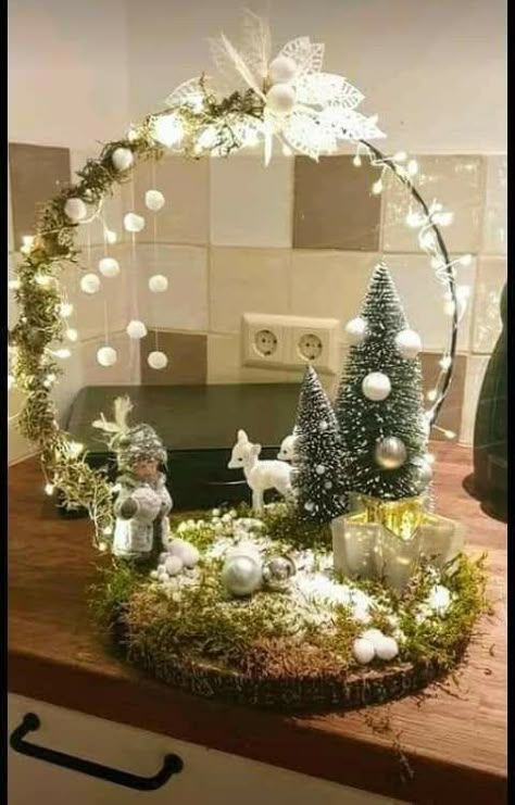 Christmas Hula Hoop Decoration Ideas, Christmas Hoop Centerpieces Diy, Christmas Hula Hoop Decoration, Christmas Ring Decoration, Hoop Decoration Ideas, Christmas Hula Hoop, Hula Hoop Decoration, Christmas Lantern Decor Ideas, Hoop Decorations