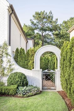 Backyard Awning, French Country Landscaping, Diy Garden Landscaping, Rose Gardens, European Garden, Remodel Inspiration, Casa Exterior, Country Landscaping, Garden Gate