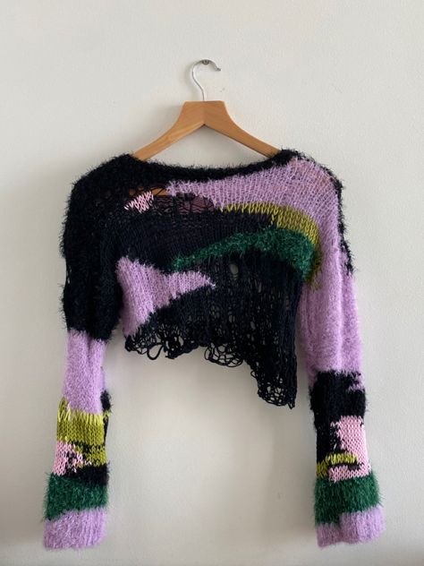 crop sweater #knitting #knit Ripped Sweater Outfit, Alternative Knitting, Sweater Diy, Ripped Sweater, Crochet Jumper, Spinning Yarn, Sweater Knitting, Sweater Outfit, Artist Outfit