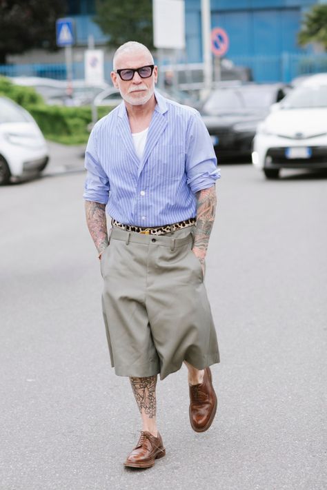 Street style at Milan Fashion Week Men’s Spring 2025 Style Classe, Milan Fashion Week Men, Nick Wooster, Milan Men's Fashion Week, Milan Fashion Week Street Style, Street Style Photos, Spring 2025, Mens Fashion Urban, Sport Chic