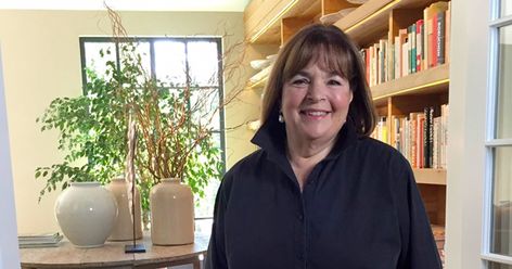 Ina Garten's Simple Tip for an Elegant Floral Arrangement Is Pure Genius #purewow #flowers #decor #news #ina garten #home #tip Ina Garden, Best Ina Garten Recipes, Barefoot Contessa Recipes, 4 Family, Hosting Ideas, Ina Garten Recipes, Blue Hydrangeas, Tv Food, Barefoot Contessa