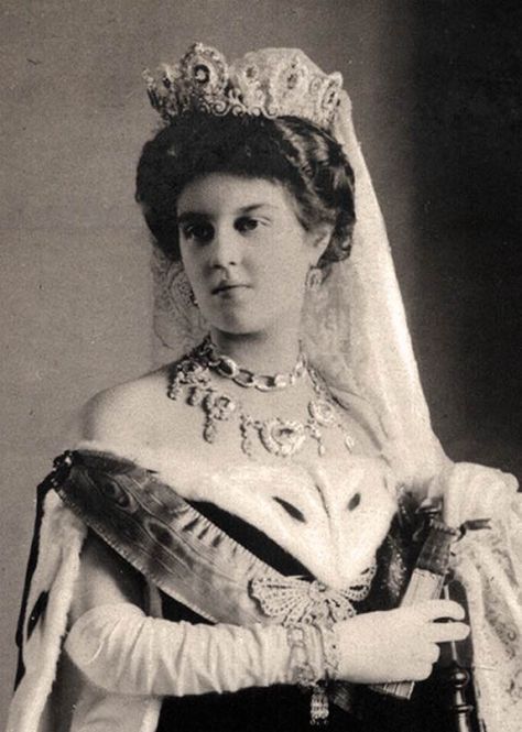 Grand Duchess Maria Pavlovna of Russia (1890–1958) in Swedish court dress Maria Pavlovna, Alexandra Of Denmark, Eastern Countries, Swedish Royalty, Queen Alexandra, English Royalty, Russian Empire, Tsar Nicholas, Royal Tiaras