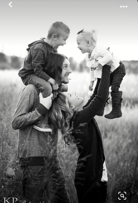 Posing For Pictures With Family, Family Pictures With 2 Under 2, Family Photo Poses Family Of Four, Fall Photoshoot Family Of Four, Family Photo Poses Family Of 4, Family Portraits Winter, Photography Inspiration Family, Family Of Four Portraits, Family Photo Poses 2 Under 2