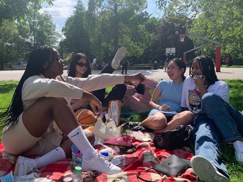 Queer Friend Group, Diverse Friend Group Aesthetic, Diverse Friend Group, Friend Group Aesthetic, Friend Groups, Cool Women, Hot Girl Summer, Best Friends Aesthetic, Cute Friend Pictures