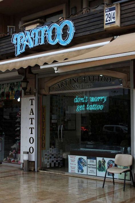 Tattoo Room, Tattoo Shop Interior, Tattoo Shop Decor, Tattoo Studio Interior, Tattoo Store, Tattoo Salon, Quotes Dream, Tattoo Signs, Tattoo Photography