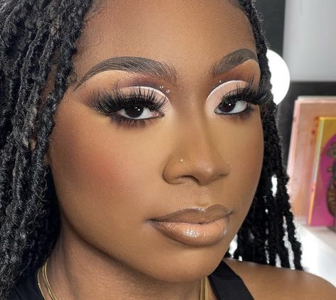 White Liner Makeup Looks Black Women, Cut Crease Eyeshadow Black Women, White Liner Makeup Looks, Soft Cut Crease, Shower Makeup, Halo Eyeshadow, Cut Crease Eyeshadow, Soft Cut, Eyeshadow Ideas