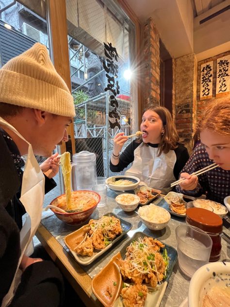 Japan Ramen Restaurant, Tokyo With Friends, Group Eating Together, Tokyo Restaurant Aesthetic, Japan Restaurant Aesthetic, Japan With Friends, Eating Ramen Pose, Ramen With Friends, People Eating Together