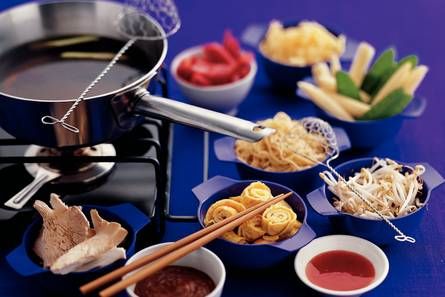 Chinese groentefondue - Recept - Allerhande - Albert Heijn Chinese Fondue, Chinese Hotpot, Chinese Kool, Shabu Shabu, Asian Cooking, Asian Dishes, Fresh Veggies, Hot Pot, Healthy Alternatives