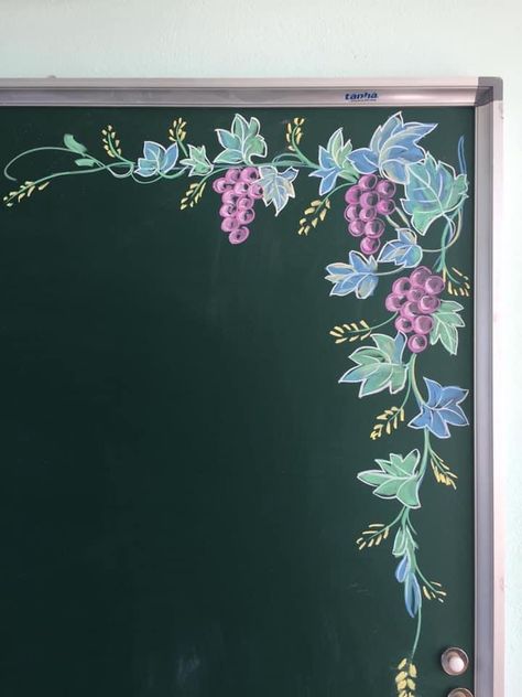 Drawings For School Notice Board, Black Board Border Design, Black Board Chalk Art, Black Board Ideas Chalkboards, Class Black Board Decoration Ideas, Border Design For Notice Board, Blackboard Design Classroom, Black Board Design Chalkboards, Blackboard Decoration Classroom