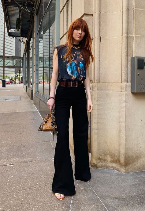 How To Style Bell Bottoms Jeans, How To Style Bell Bottoms, Flare Outfits, Camisa Rock, Bell Bottom Jeans Outfit, Jane Aldridge, Chick Outfit, Flare Jeans Outfit, Mango Pants