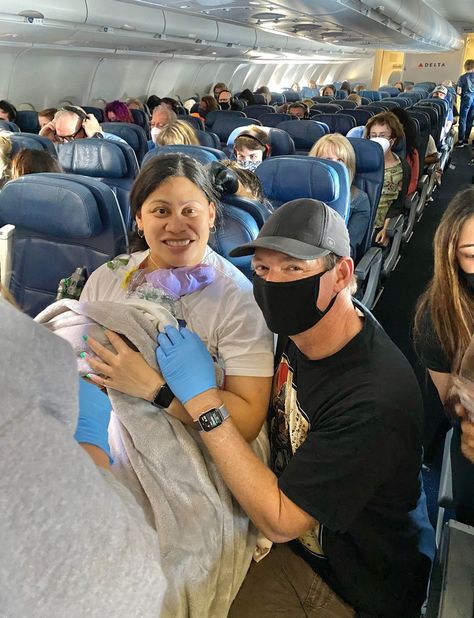 Woman Gives Birth on Flight With Help From Nurses, Doctor on Board: ‘So Lucky' Baby Umbilical Cord, 29 Weeks Pregnant, Flight Nurse, Pregnant Nurse, Delta Flight, Premature Birth, Neonatal Intensive Care Unit, Medical Training, Weeks Pregnant