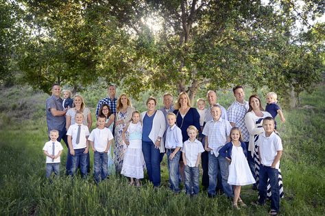 Large Family Pictures, Large Family Photography, Large Family Photo, Family Reunion Photos, Extended Family Pictures, Large Family Portraits, Large Family Poses, Portrait Outfits, Family Portrait Outfits