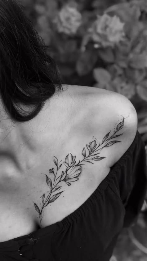 Leaf Tattoo Ideas, Colour Tattoo For Women, Small Shoulder Tattoos, Leaf Tattoo, Tattoo Minimal, Wrist Tattoos For Guys, Chest Tattoos For Women, Arm Band Tattoo, Shoulder Tattoos For Women