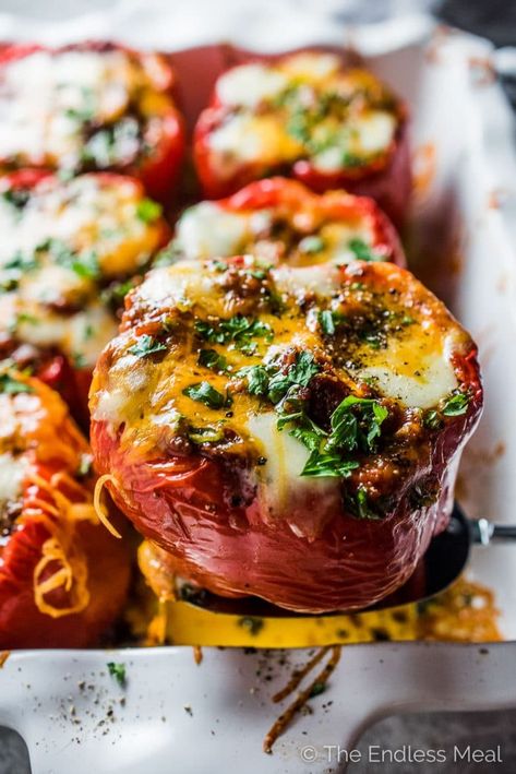 Chili Stuffed Peppers are a simple and healthy weeknight meal. Bell peppers are stuffed with your favorite chili recipe and baked until soft and delicious. Depending on the chili you choose, these stuffed peppers can be vegan, paleo, or Whole30 Approved. Either way, they are always a huge hit at the dinner table! | theendlessmeal.com | #chili #stuffedpeppers #paleo #veganrecipes #whole30 #healthyrecipes Stuffed Pepper Side Dish Ideas, Peppers Side Dish, Chili Stuffed Peppers, Unique Chili Recipes, Stuffed Red Peppers, Delicious Casseroles, Side Dish Ideas, Minced Beef Recipes, Favorite Chili Recipe