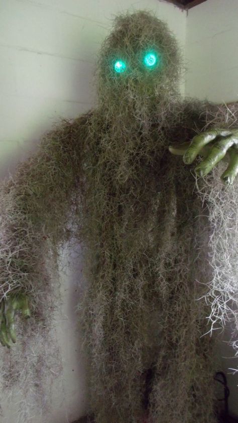 Moss Monster, Voodoo Halloween, Halloween Outside, Hallowen Ideas, Casa Halloween, Dollar Store Halloween, Spooky Halloween Party, Glowing Eyes, Halloween Prop