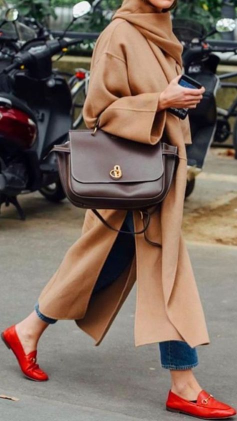 Camel Coat Outfit, Fall Fashion Coats, Street Style Edgy, Looks Street Style, Brown Bag, Camel Coat, Coat Outfits, Mode Inspo, 가을 패션