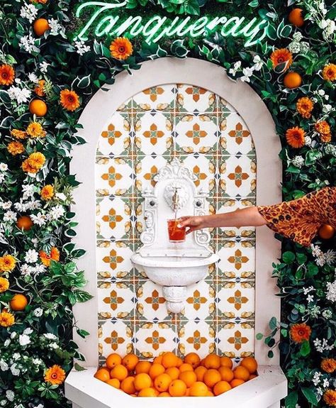 The Drift, London.      Drake & Morgan on Instagram: “Two more days to enjoy our beautiful negroni fountain at @thedriftbarlondon before it heads up to @theanthologistmanchester 📷 @elensham…” Wedding Lemon, Veuve Cliquot, Selfie Wall, Orange Party, Kiosk Design, White Rum, San Pellegrino, Negroni, Wedding Bar