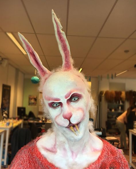 Simple Zombie Rabbit Makeup Scary Bunny Makeup, Bunny Makeup Halloween, Zombie Rabbit, Rabbit Makeup, Alice In Wonderland Makeup, Wonderland Makeup, Bunny Makeup, Makeup Scary, Holiday Parades