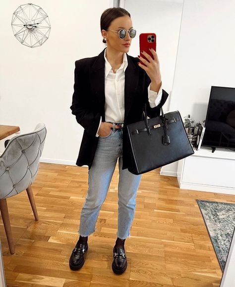 Black Blazer White Shirt, White Loafers Outfit, Blazer White Shirt, Looks Camisa Jeans, White Tshirt Outfit, Job Outfits, Mango Bag, Birkin Mom, Black Blazer Outfit