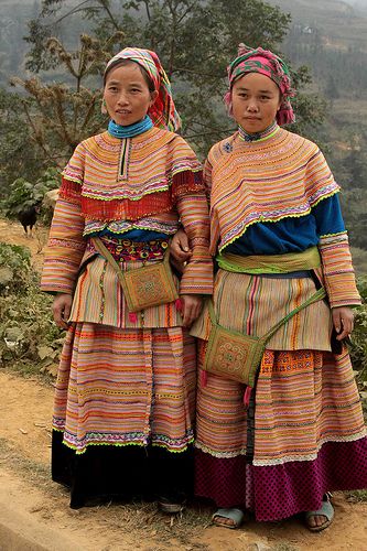 vietnam - ethnic minorities | Flickr - Photo Sharing! Hmong Clothes, Vietnam Fashion, Costumes Around The World, National Dress, We Are The World, Ethnic Dress, Traditional Costume, Folk Costume, People Of The World