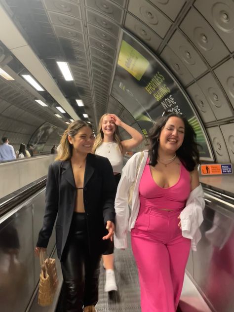 Girls laughing in tube in london London Tube Station Fancy Dress, London Vision Board, Friends London, Night Out In London, London Tube, Tube Station, Fancy Dress, In London, Night Out