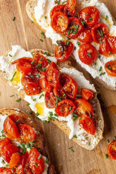 Tomato And Ricotta, Tomato Snacks, Tomatoes On Toast, Healthy Toast, Ricotta Toast, Cherry Tomato Recipes, Best Brunch Recipes, Slow Roasted Tomatoes, Ricotta Recipes