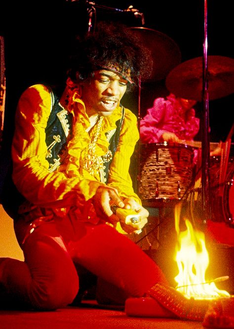 Jimi Hendrix burning his guitar at Monterey Pop Festival in California, 1967. Jimi Hendrix Poster, Voodoo Child, Jim Marshall, Monterey Pop Festival, John Lee Hooker, Jimi Hendrix Experience, Robert Johnson, Pink Floyd Dark Side, Jeff Beck