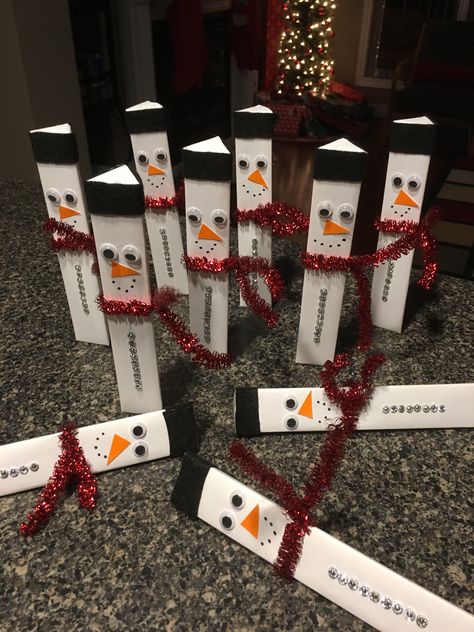 Toblerone snowmen. Great team gift idea or stocking stuffer. Toblerone Snowman, Toblerone Christmas Gift Ideas, Toblerone Gifts, Token Christmas Gift Ideas, Toblerone Gift Ideas, Work Stocking Stuffer Ideas, Santa Grotto, Christmas Fayre Ideas, Personalized Desk Accessories