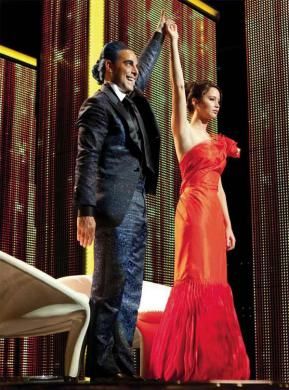 Jennifer Lawrence in "The Hunger Games," Katniss Everdeen Red Dress. Hunger Games Interview, Flame Dress, Hunger Games Costume, Hunger Games Outfits, Hunger Games Fashion, Hunger Games 2012, Tribute Von Panem, Hunger Games Katniss, Interview Dress