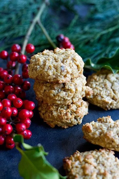 maple oatmeal cookies with walnuts are great for the holidays Maple Oatmeal Cookies, Cookies No Chill, Maple Cookies Recipe, Christmas Cookie Exchange Recipes, Maple Oatmeal, Maple Cookies, Cookie Exchange Recipes, Cookies Healthy, Walnut Cookies