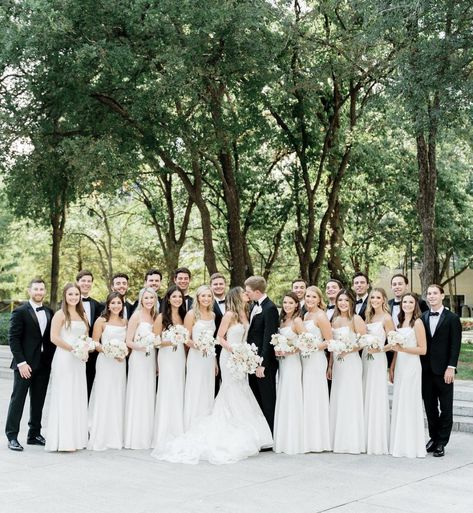 Large Bridal Party Ceremony, White Dress Bridal Party, Huge Wedding Party, All White Bridal Party Bridesmaids, Bridal Party In White, White Bridesmaid Dresses With Bride, Platinum Bridesmaid Dresses, All White Wedding Bridesmaids, White Alabaster Bridesmaid Dress