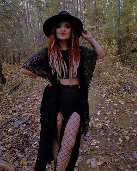 Outdoor Witchy Photoshoot, Plus Size Gothic Photoshoot, Witchy Photoshoot Outfits, Witchy Senior Pictures, Witchy Photo Shoot, Witchy Photoshoot Ideas, Sesion Ideas, Witch Pics, Witch Shoot