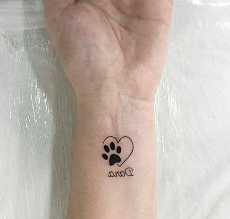 Tatuajes de perros ¿huellas, siluetas, patitas?¿Cuál eliges? | FeelCats Tattoos For Dog Lovers, Pawprint Tattoo, Paw Tattoo, Tattoos For Lovers, Memorial Tattoos, Discreet Tattoos, Dog Tattoo, Friend Tattoos, Mom Tattoos