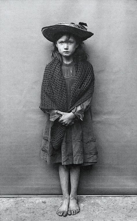 A Victorian street urchin. Madeleine discovered that her family tree included pickpockets and shoplifters Vintage Children Photos, Wilde Westen, Portrait Vintage, Victorian London, Old Photography, Poor Children, Images Vintage, Foto Vintage, Old London