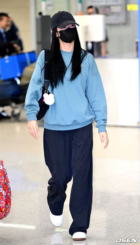 Blackpink - Jisoo - at Incheon International Airport - August 28, 2023. Airport Style Kpop, Airport Fashion Kpop, University Outfit, Icn Airport, Street Outfit, Incheon, Airport Style, Airport Outfit, Blackpink Fashion