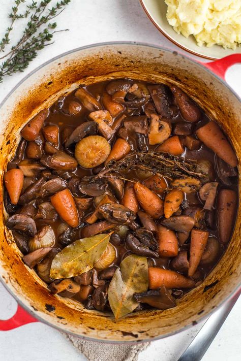 Mushroom bourguignon is the ultimate hearty, comforting vegan stew (and it's also surprisingly low calorie!) #mushroombourguignon #bourguignon #veganstew #mushroomstew #vegetarianstew Rich Beef Stew, Mushroom Bourguignon, Low Calorie Meals, Vegetarian Stew, Healthy Low Calorie, Mushroom Stew, Vegan Stew, Healthy Low Calorie Meals, Classic French Dishes