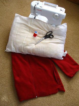 How to keep your small dog warm and cozy.  Another benefit is the easy care of washing and drying the cover easily and quickly. Dog Sleeping Bag Diy, Diy Dog Bed Pillow, Snuggle Dog Bed, Dog Bed Sewing Pattern, Diy Sleeping Bag, Dachshund Bed, Dog Jacket Patterns, Dog Sleeping Bag, Diy Dog Sweater